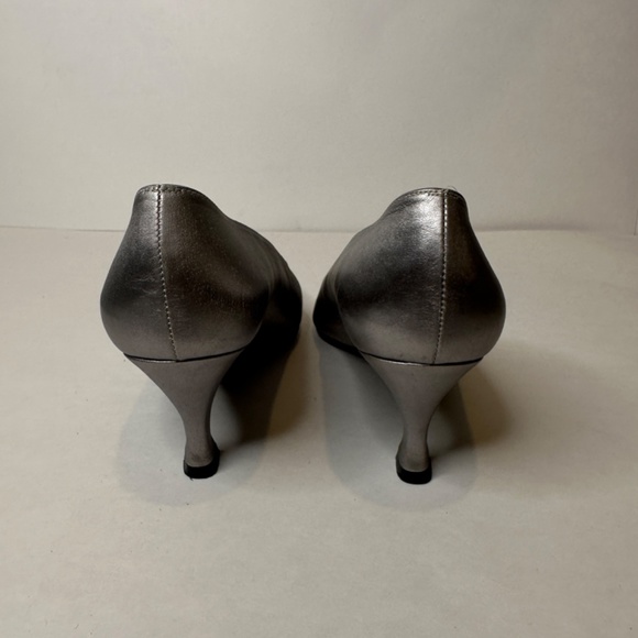 Stuart Weitzman silver vintage pump heels - Picture 2 of 15